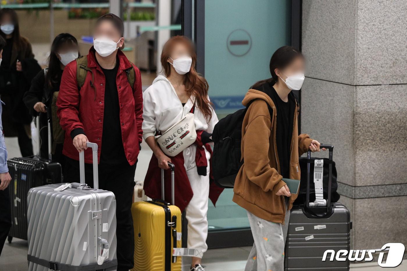 본문 이미지 - 사진은 지난 26일 모리셔스의 입국 제한으로 두바이에서 머물던 한국인 신혼부부들이 인천국제공항 제1터미널을 통해 귀국하는 모습 ⓒ News1 성동훈 기자