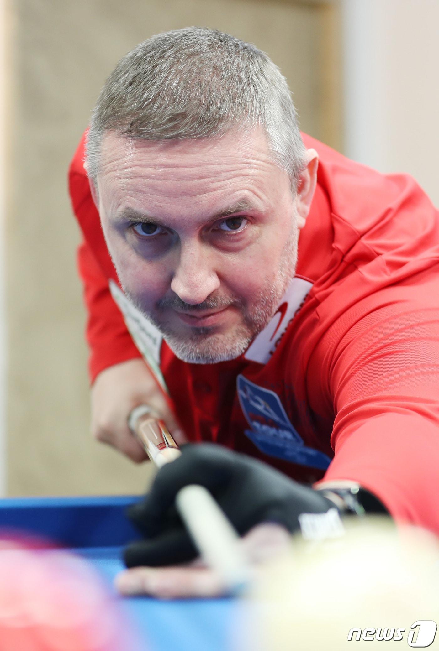 본문 이미지 - 프레드릭 쿠드롱이 26일 오후 서울 서초구 김치빌디어드 본사 스튜디오에서 뉴스1과 인터뷰를 중 포즈를 취하고 있다. 2020.2.26/뉴스1 ⓒ News1 박지혜 기자