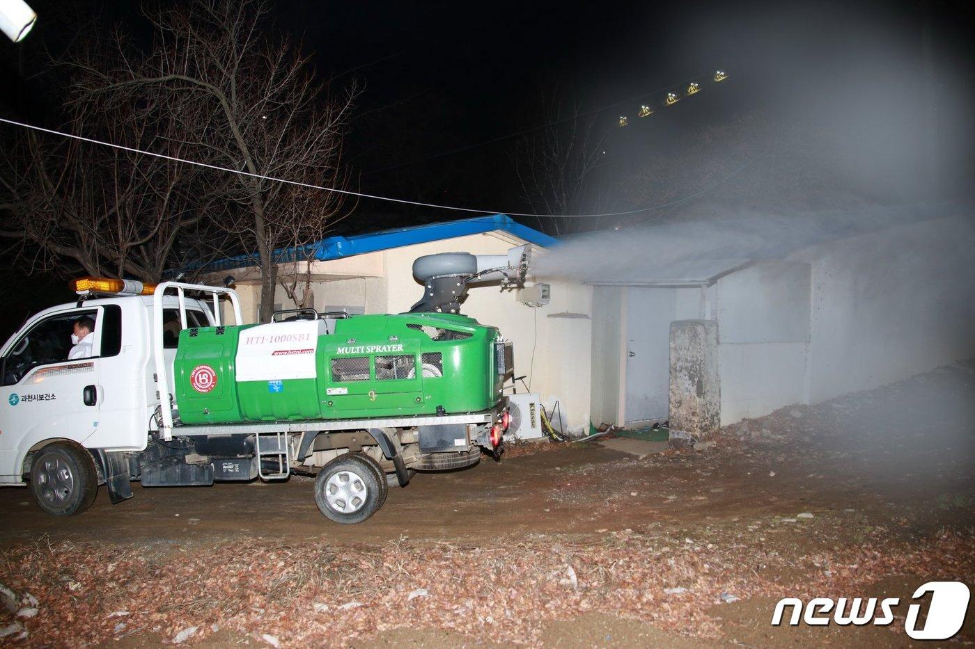 과천시 보건소는 26일 코로나 19 확진판정이 나온 과천 신천지교회 신도 2명이 거주한 관내 참마을로 소재 신천지교회 숙소 및 주위를 방역소독하고 있다. (과천시) ⓒ 뉴스1