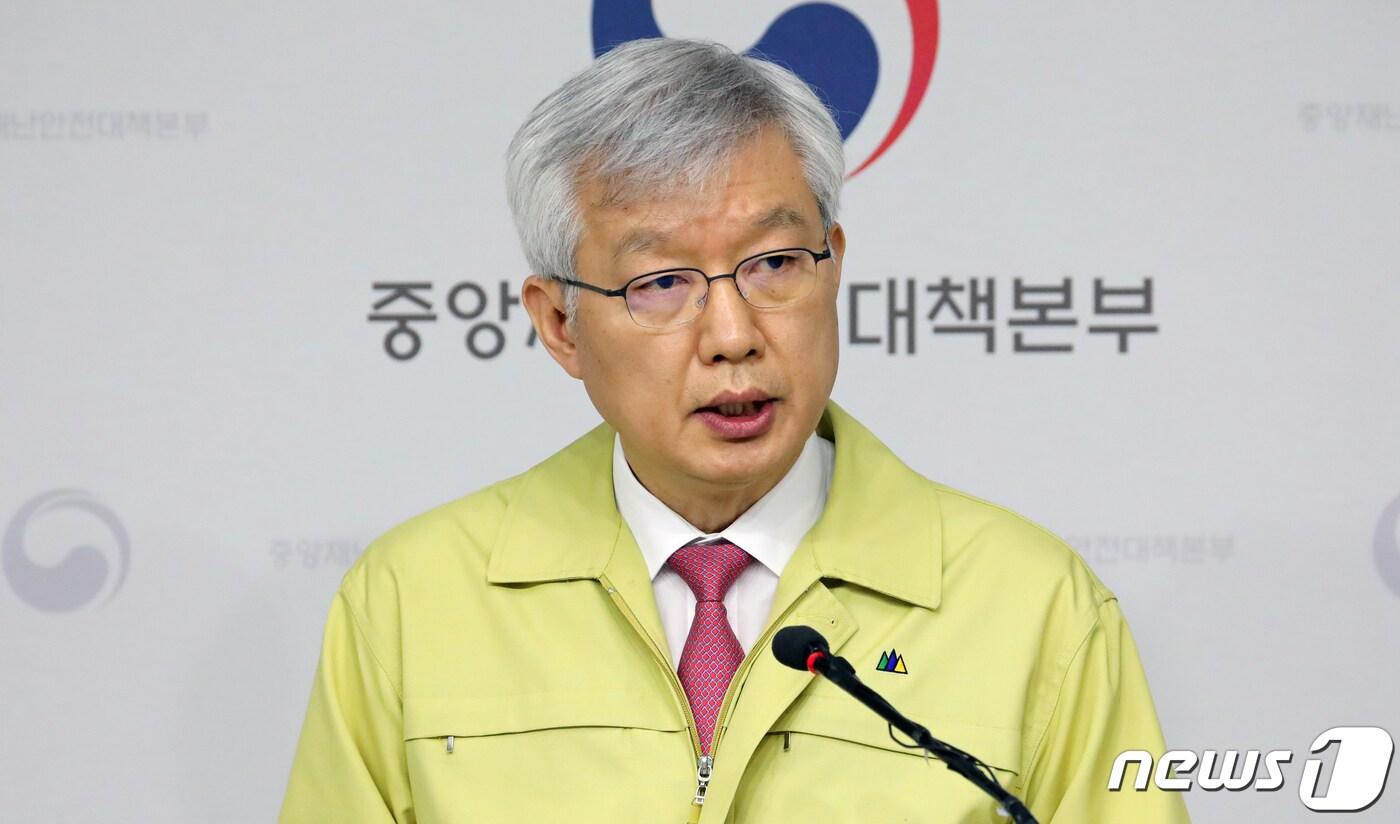 본문 이미지 - 이태호 외교부 제2차관이 27일 정부세종청사 보건복지부 브리핑실에서 열린 신종 코로나바이러스 감염증(코로나19) 중앙재난안전대책본부 정례브리핑 중 우리 국민에 대한 외국의 입국제한 관련 조치사항 및 대응계획을 설명하고 있다. 2020.2.27/뉴스1 ⓒ News1 장수영 기자