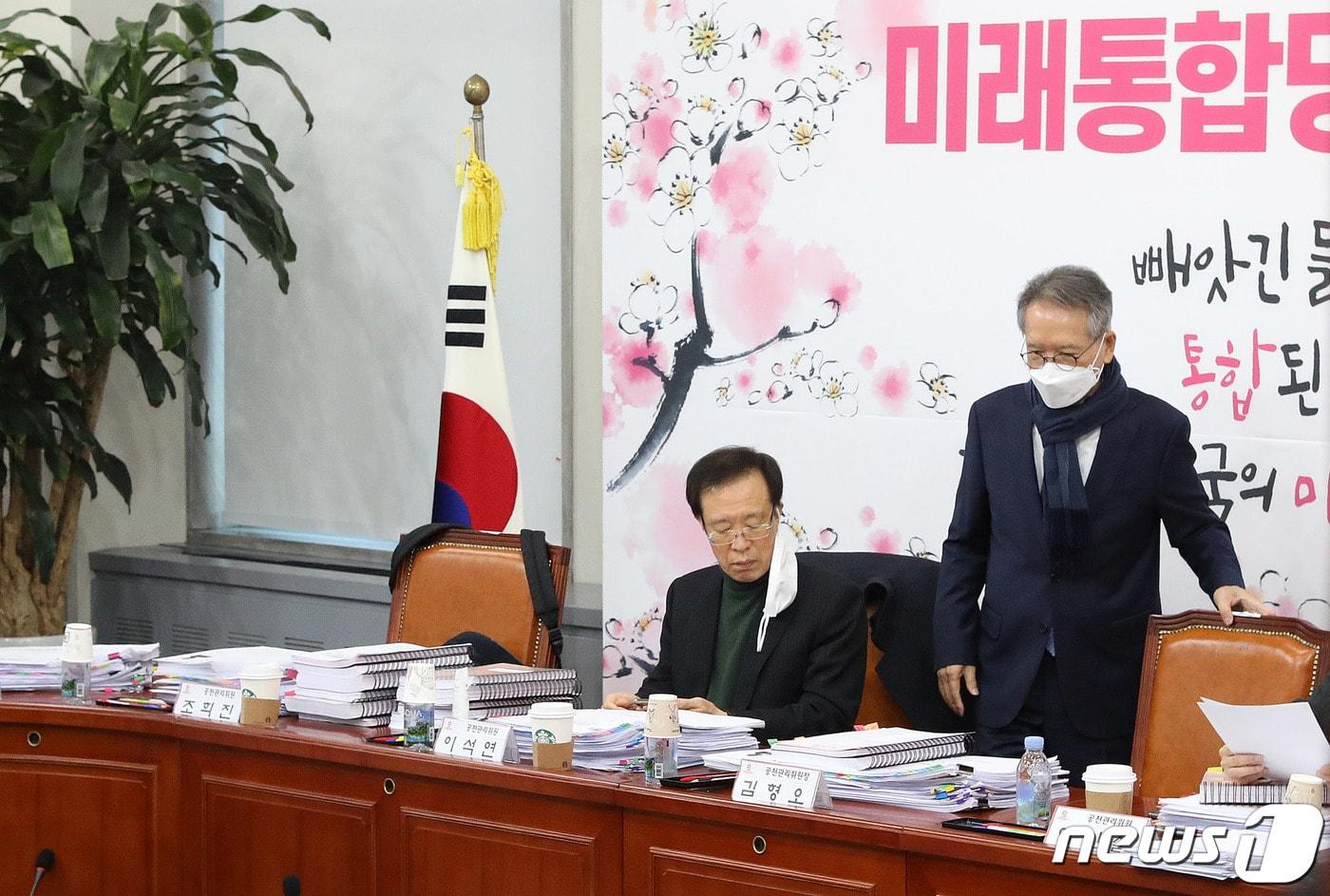 본문 이미지 - 김형오 미래통합당 공천관리위원장과 이석연 부위원장이 27일 오후 서울 여의도 국회에서 열린 제21대 국회의원 선거 후보자 면접 심사를 하기위해 면접장에 자리하고 있다. 2020.2.27/뉴스1 ⓒ News1 박세연 기자
