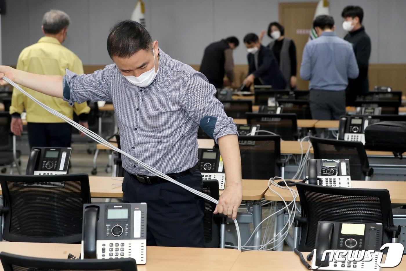 27일 오후 강원 춘천시청 지하 1층 민방위교육장에서 관계자들이 관내 신천지 교인 신종 코로나바이러스 감염증(코로나19) 증상 여부 확인을 위해 통신장비를 구축하고 있다. (춘천시 제공) 2020.2.27/뉴스1 ⓒ News1