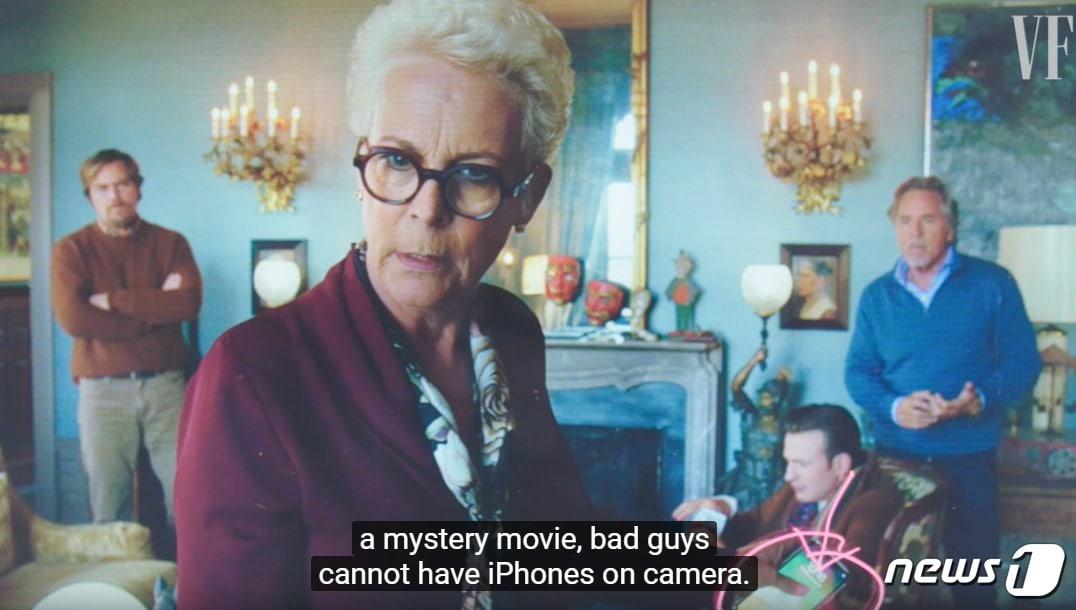 본문 이미지 - 영화 '나이브스 아웃'의 라이언 존슨 감독은 25일 베니티 페어와의 인터뷰에서 애플이 영화 속 악당이 아이폰을 사용하는 것을 허용하지 않는다고 말했다. <출처=베니티 페어 갈무리> ⓒ 뉴스1