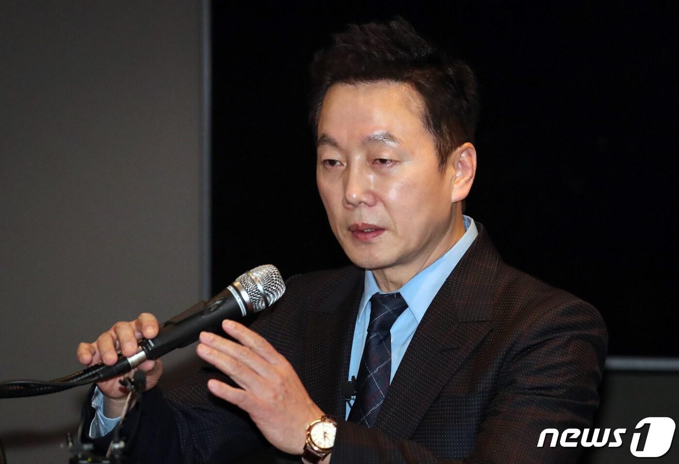 본문 이미지 - 정봉주 전 국회의원이 28일 서울 여의도 한 호텔에서 열린민주당(가칭) 창당 선언 기자회견을 하고 있다. 2020.2.28/뉴스1 ⓒ News1 김명섭 기자