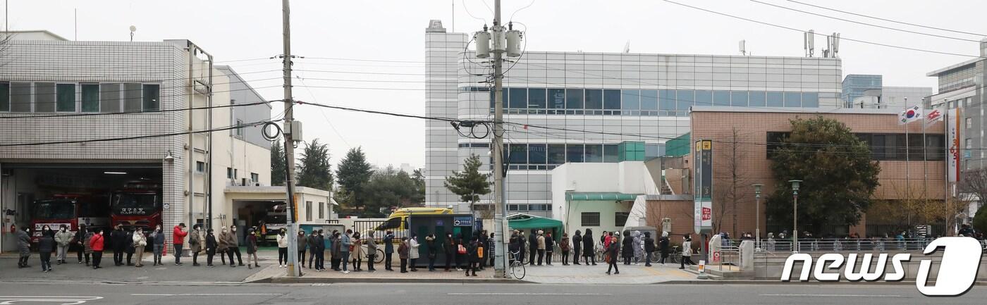 신종 코로나바이러스 감염증(코로노19) 확산으로 마스크 부족 현상이 일어난 가운데 28일 오전 대구 수성구 신매동우체국 앞에 마스크를 사려는 시민들이 영업도 시작하지 않은 우체국 앞에서 길게 줄지어 기다리고 있다. 2020.2.28/뉴스1 ⓒ News1 공정식 기자