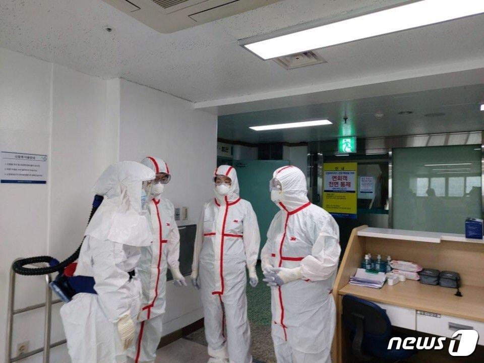 본문 이미지 - 최석진 대구시간호사회 회장이 지난 26일 계명대학교 대구동산병원을 방문해 현장 간호사들의 고충을 듣고 있다. (대구시간호사회 제공) ⓒ 뉴스1