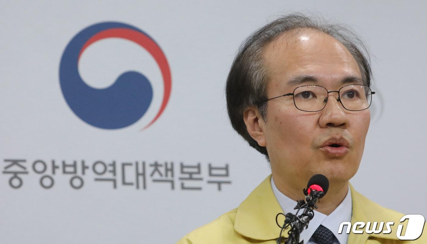 본문 이미지 - 권준욱 중앙방역대책본부 부본부장이 충북 청주시 오송읍 질병관리본부 브리핑실에서 신종 코로나바이러스 감염증(코로나19) 중앙재난안전대책본부 정례브리핑을 하고 있다. 신종 코로나바이러스 감염증(코로나19) 방역에 3월 초가 중요한 이유로 신천지예수회(이하 신천지) 내 마지막 집단감염 이후 14일 잠복기가 끝나는 시점이기 때문이라는 방역당국 판단이 나왔다./뉴스1 ⓒ News1 장수영 기자