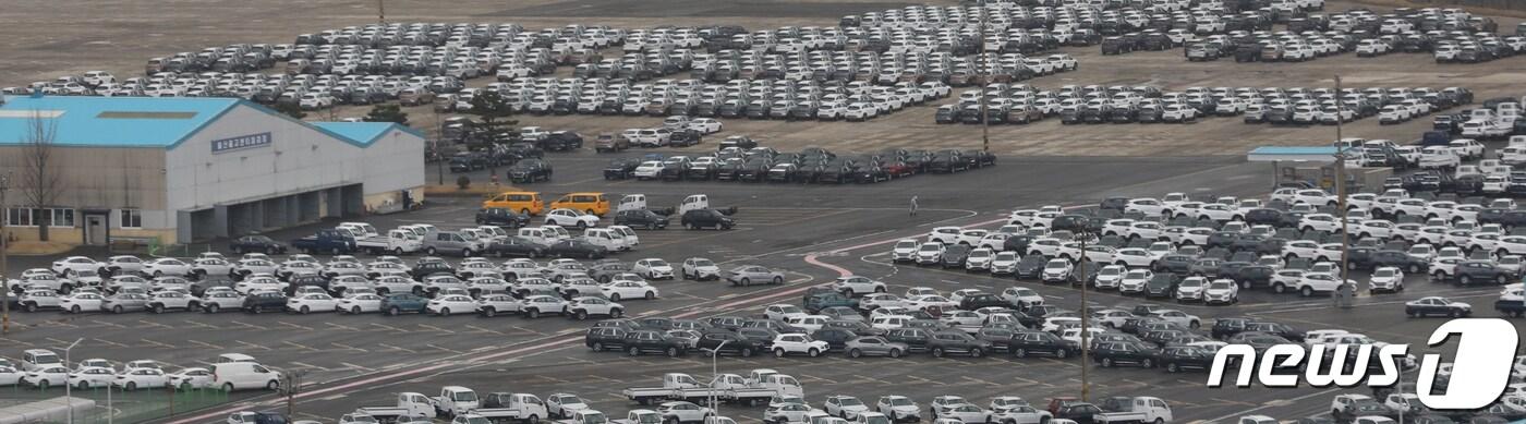 현대차 울산출고센터에 대기 중인 완성 차량들. ⓒ News1 윤일지 기자