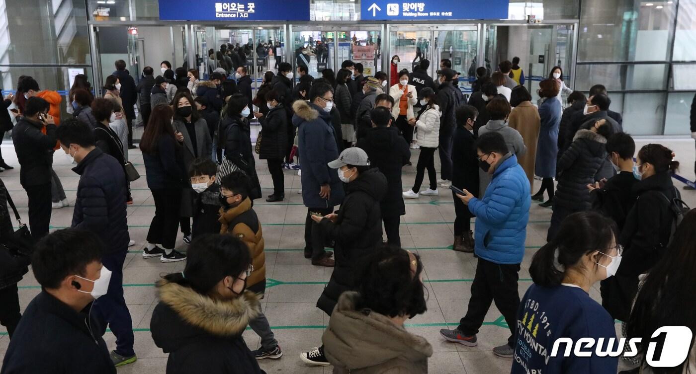 부산역 2층 정책매장을 찾은 시민들이 노마진 마스크 구매를 위해 줄을 길게 늘어서고 있다. 2020.2.28/뉴스1 ⓒ News1 여주연 기자