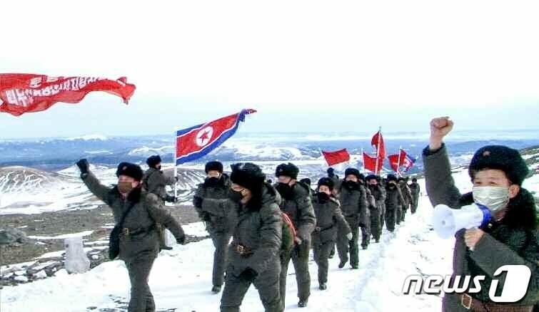 본문 이미지 - (평양 노동신문=뉴스1) = 북한 노동당 기관지 노동신문은 지난달 29일 자사 기자, 편집원들의 백두산지구 혁명전적지 답사 행군대 체험기를 싣고 관련 사진을 공개했다. [국내에서만 사용가능. 재배포 금지. DB 금지. For Use Only in the Republic of Korea. Redistribution Prohibited] rodongphoto@news1.kr