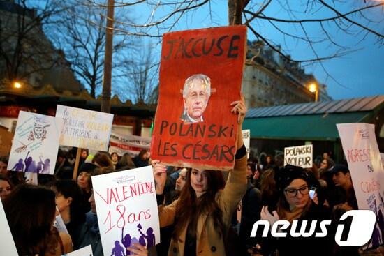 본문 이미지 - 28일 프랑스 파리에서 열린 세사르 시상식 행사장 인근에서 여성단체들이 영화감독 로만 폴란스키에 대한 항의시위를 벌이고 있다. ⓒ 로이터=뉴스1