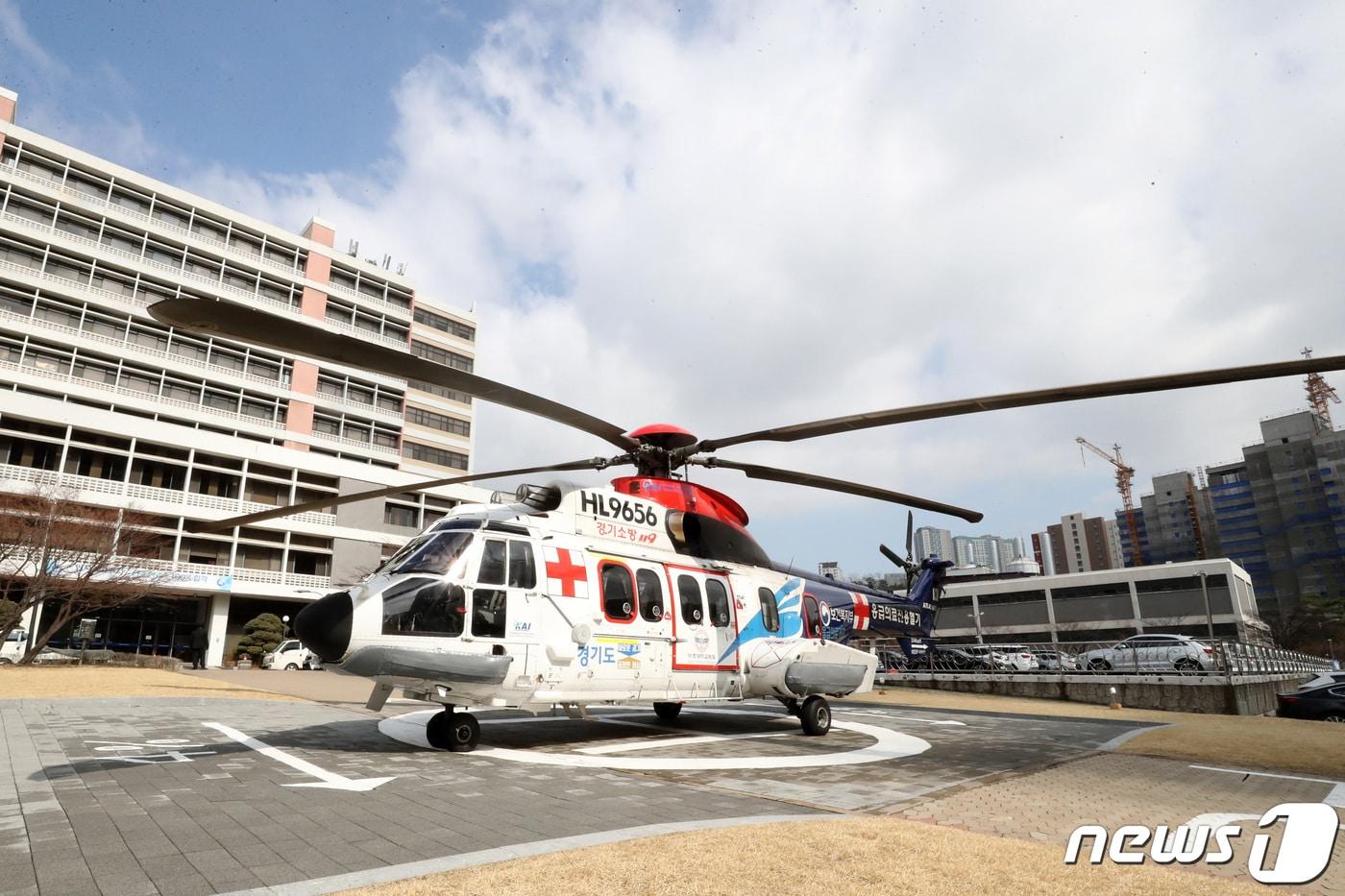 29일 오후 경기도 수원시 아주대학교 병원에 닥터헬기가 착륙해 있다. 이날 닥터헬기는 한 달여 만에 운항을 재개했으며 아주대병원 측은 인력 문제를 해결하고 닥터헬기도 차질없이 운영하겠다고 밝혔다. 2020.2.29/뉴스1 ⓒ News1 조태형 기자