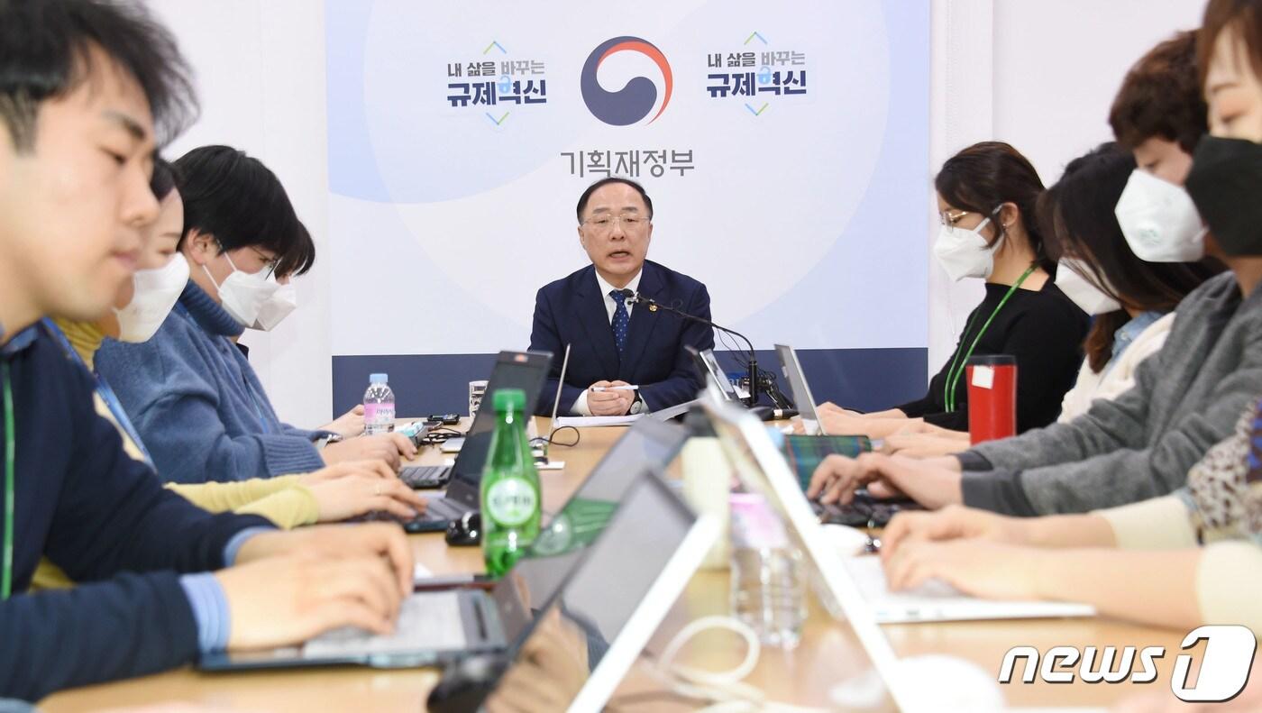 본문 이미지 - 홍남기 경제부총리 겸 기획재정부 장관. (기획재정부 제공) /뉴스1 DB