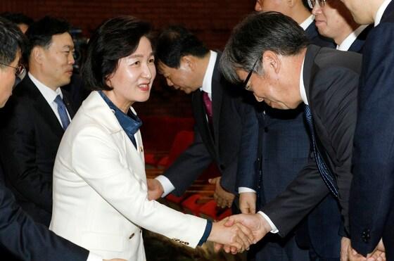 본문 이미지 - 지난 2월 3일 추미애 법무부 장관에게 고개숙여 인사하고 있는 윤대진 사법연수원 부원장. 검찰내 대윤(윤석열), 소윤(윤대진)으로 불릴만큼 윤 총장 측근인 윤 검사장이 지난해 조국 사태 직전, 법무부 간부에게 전화를 걸어 '조국 낙마'를 주장했다는 의혹이 제기됐다. ⓒ News1 