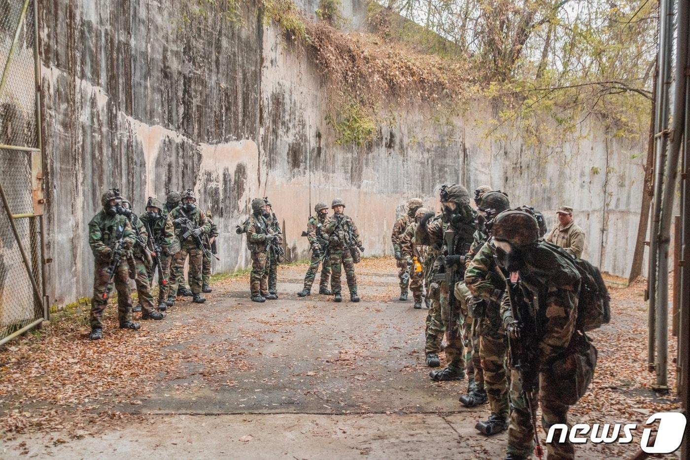 주한미군 23화학대대 소속 501 중대와 한국 수도기계화사단 소속 장병들이 지난해 12월19일 경기 의정부시 소재 미군기지 캠프 스탠리 지하시설에서 수도기계화사단과 함께 북한 생화학무기 기지에 침투해 시설을 접수하는 모의 훈련을 실시했다. &#40;주한미군 페이스북 캡처&#41;2020.2.3/뉴스1