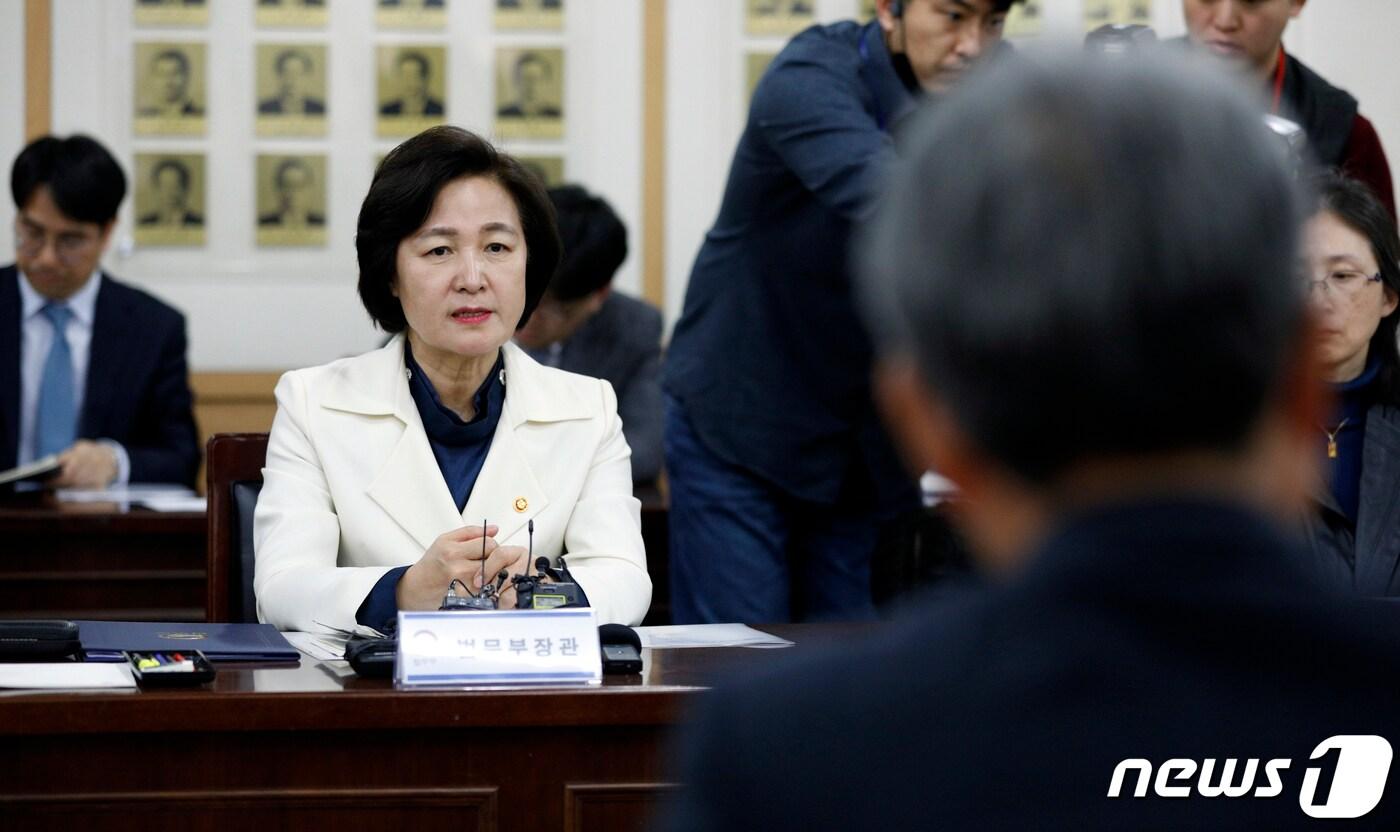 본문 이미지 - 추미애 법무부 장관이 3일 오후 경기 정부과천청사 법무부에서 열린 법무검찰개혁위원회 상견례 겸 간담회에서 김남준 위원장 및 위원들을 향해 인사말을 하고 있다. 2020.2.3/뉴스1 ⓒ News1 안은나 기자