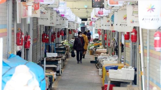 본문 이미지 - 전북 군산시가 코로나19로 어려움을 겪고 있는 시민들을 위해 편성한 추경예산 1220억원을 신속하게 집행한다. /뉴스1 ⓒ News1 유경석 기자