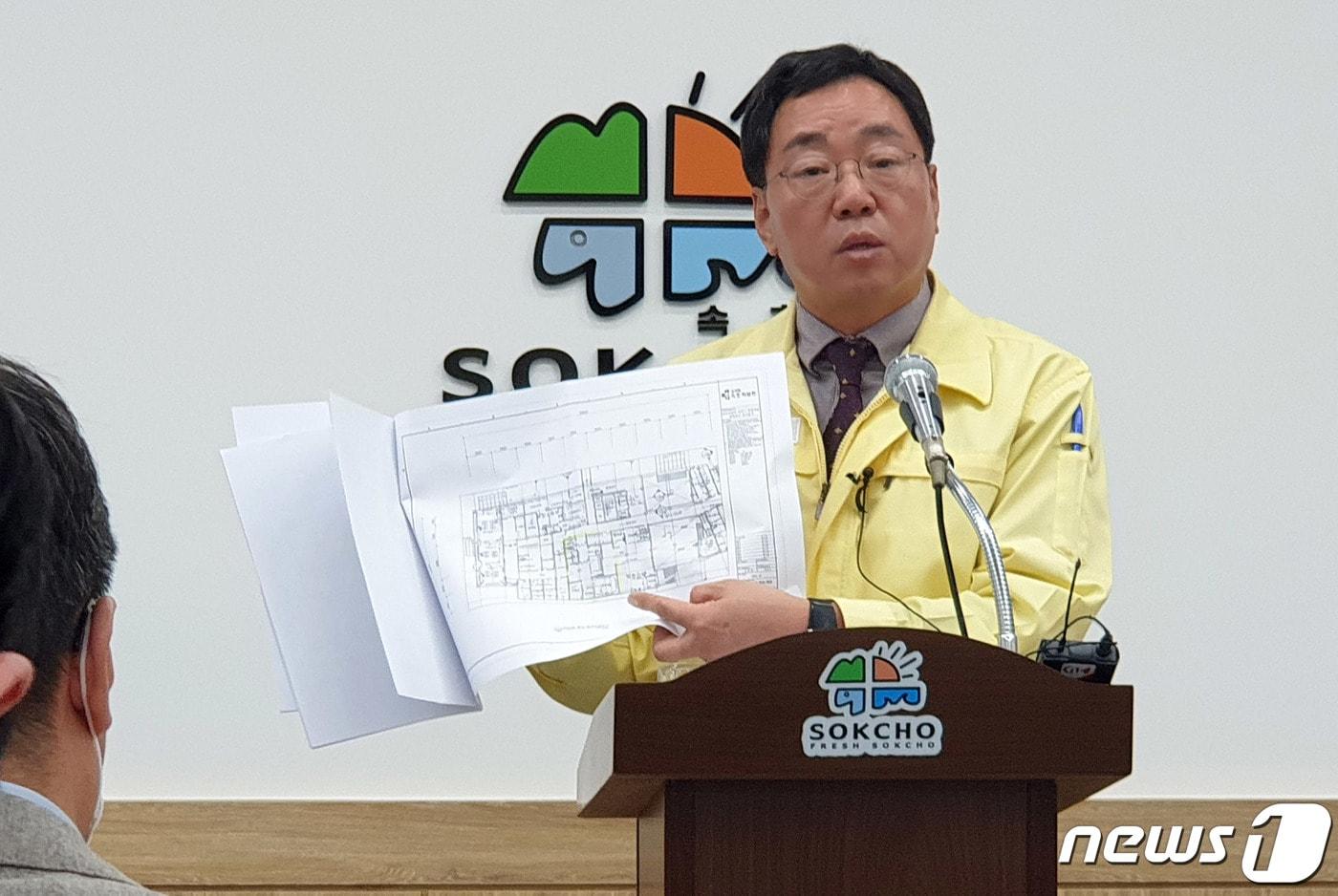 김철수 속초시장이 3일 강원도 속초시청 상황실에서 신년 기자간담회를 열고 관내 산부인과 폐쇄에 따른 대책을 설명하고 있다. 2020.2.3/뉴스1 ⓒ News1 고재교 기자