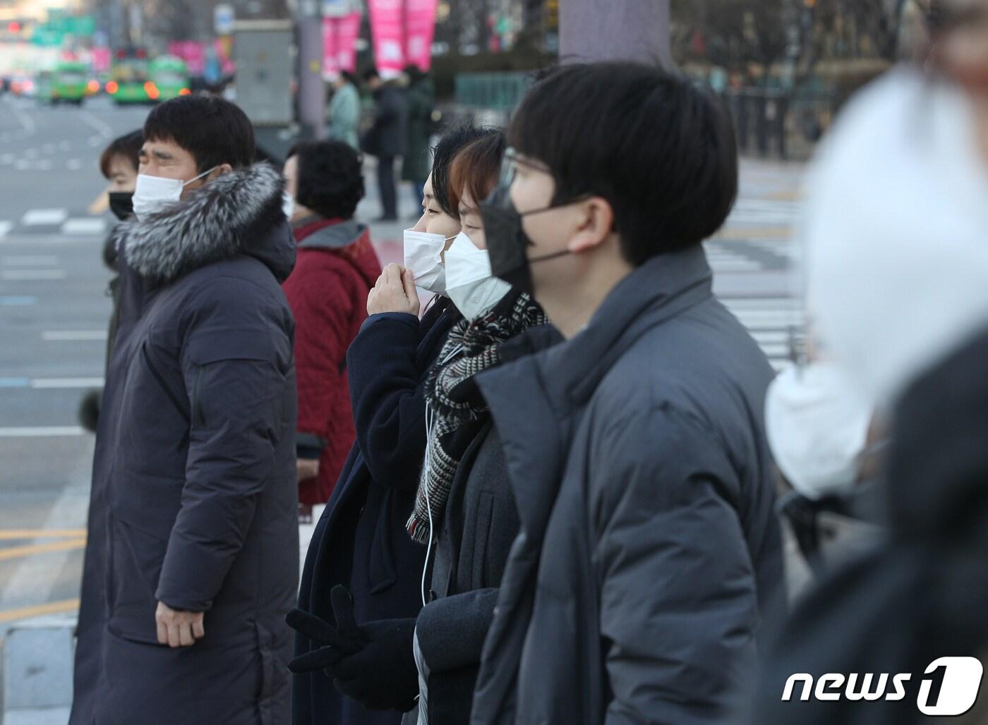 본문 이미지 - 4일 오전 서울 광화문네거리에서 두꺼운 옷을 입은 시민들이 출근하고 있다. 2020.2.4/뉴스1 ⓒ News1 신웅수 기자