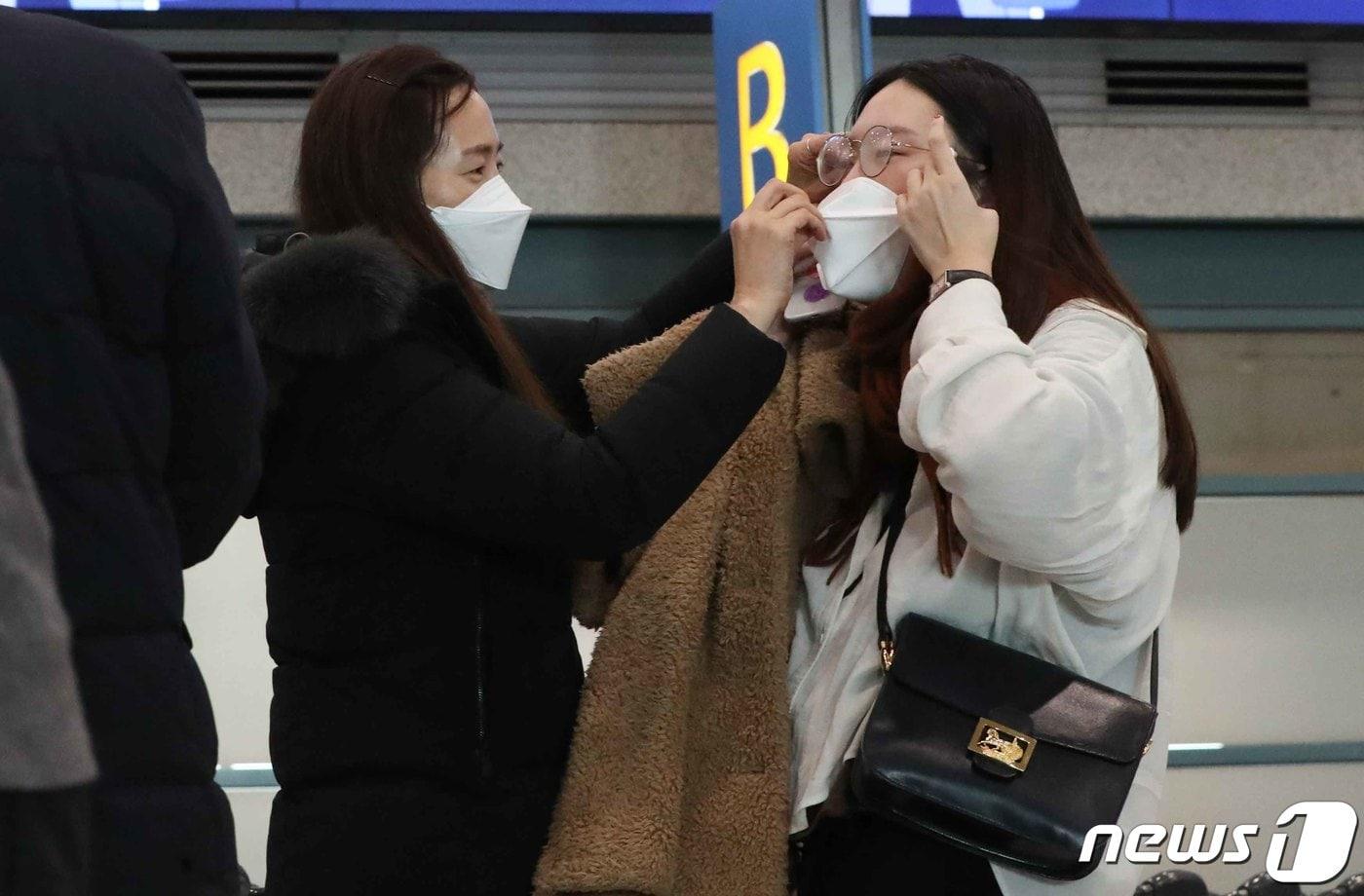 4일 인천국제공항 제1터미널 입국장에서 여행객을 마중나온 가족이 신종 코로나바이러스 감염증 확진을 예방하기 위해 마스크를 씌워주고 있다. 2020.2.4/뉴스1 ⓒ News1 허경 기자