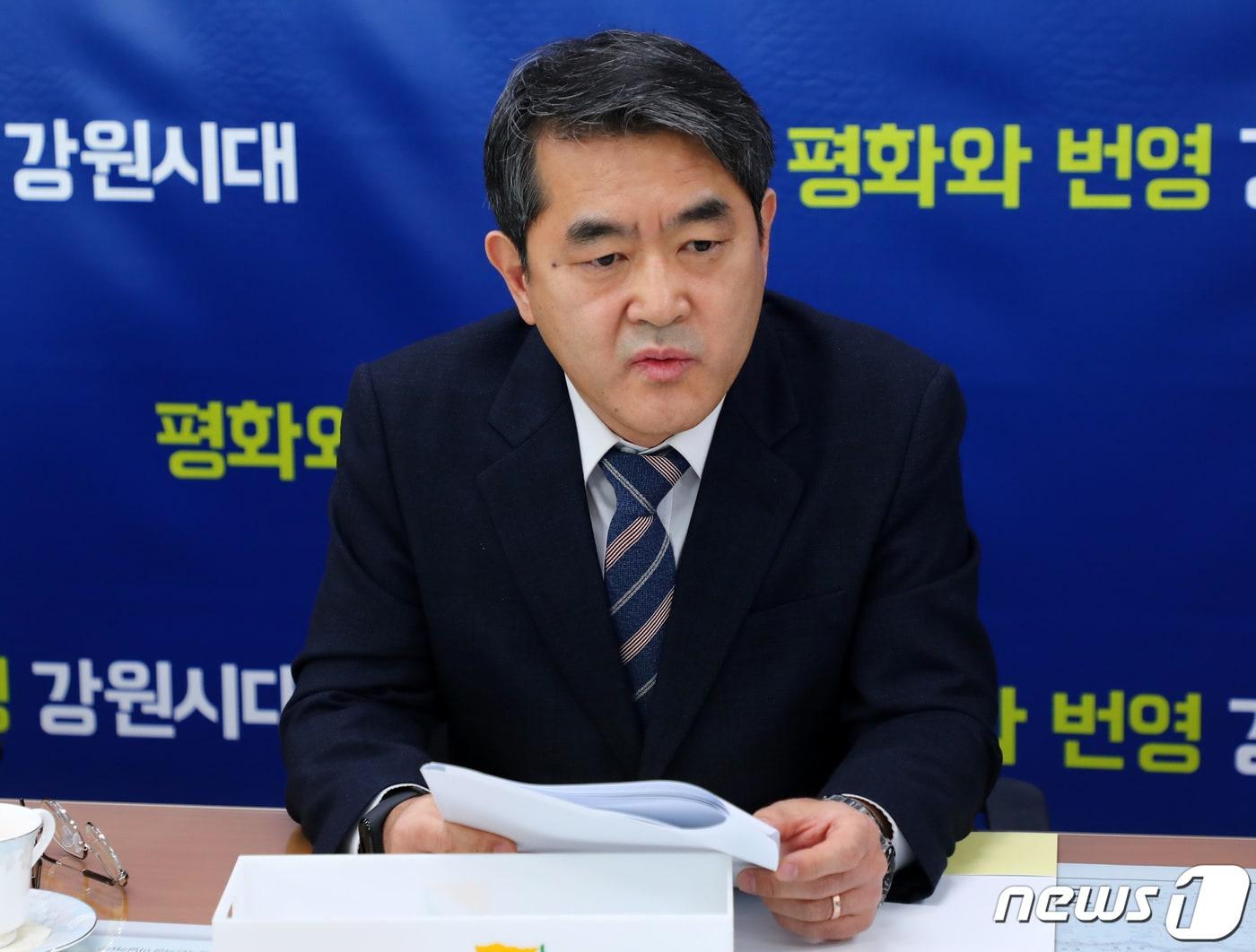 본문 이미지 - 정일섭 강원도 문화관광체육국장이 4일 강원도청 기자실에서 2020년도 문화관광체육국 소관 주요시책에 대해 설명하고 있다. 2020.2.4/뉴스1 ⓒ News1 하중천 기자