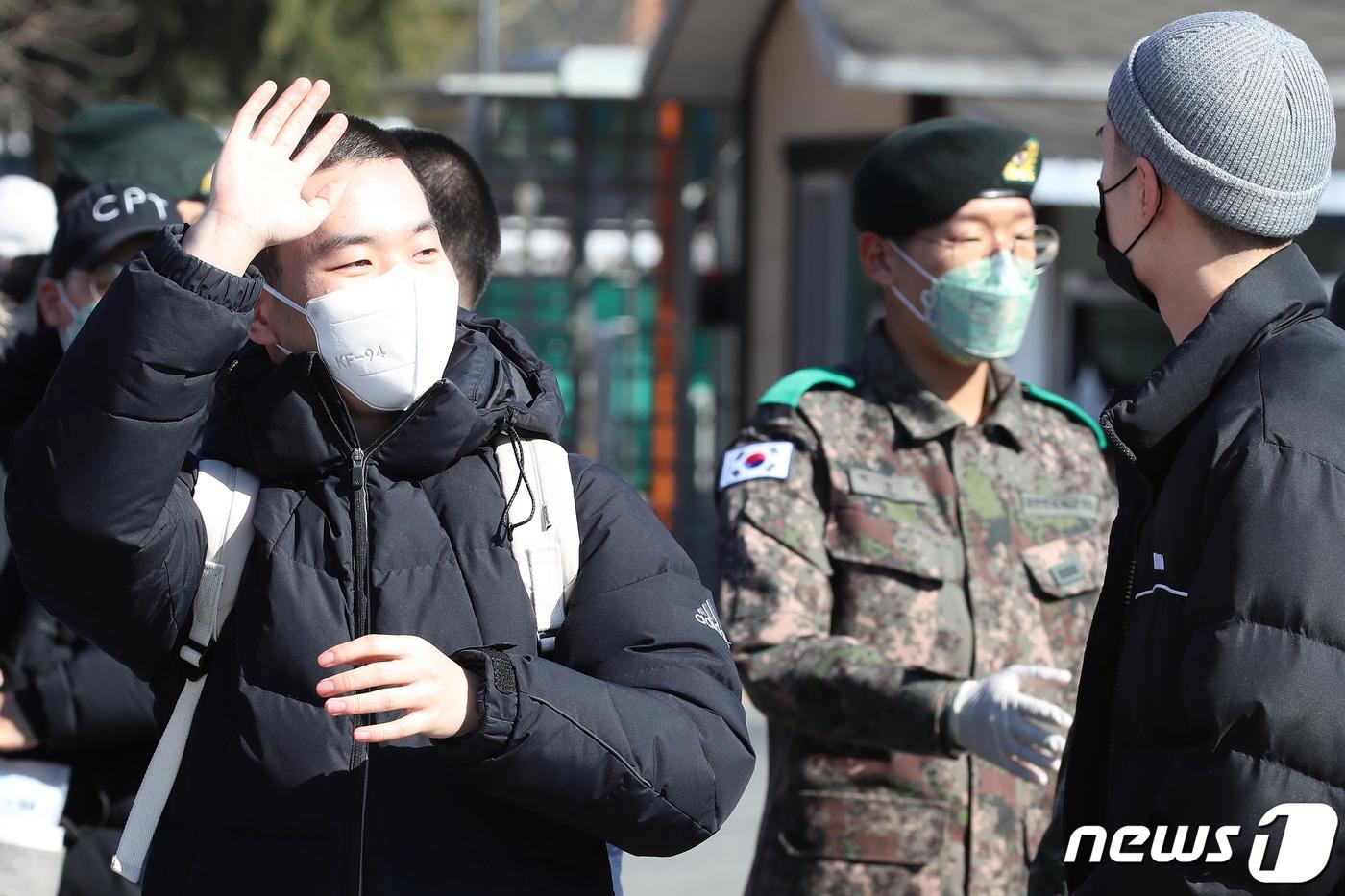 지난달 4일 대구 북구 육군 제50사단에서 열린 2020년 첫 현역병 입소식에서 입소하는 현역병이 손을 흔들고 있다.  2020.2.4/뉴스1 ⓒ News1 공정식 기자