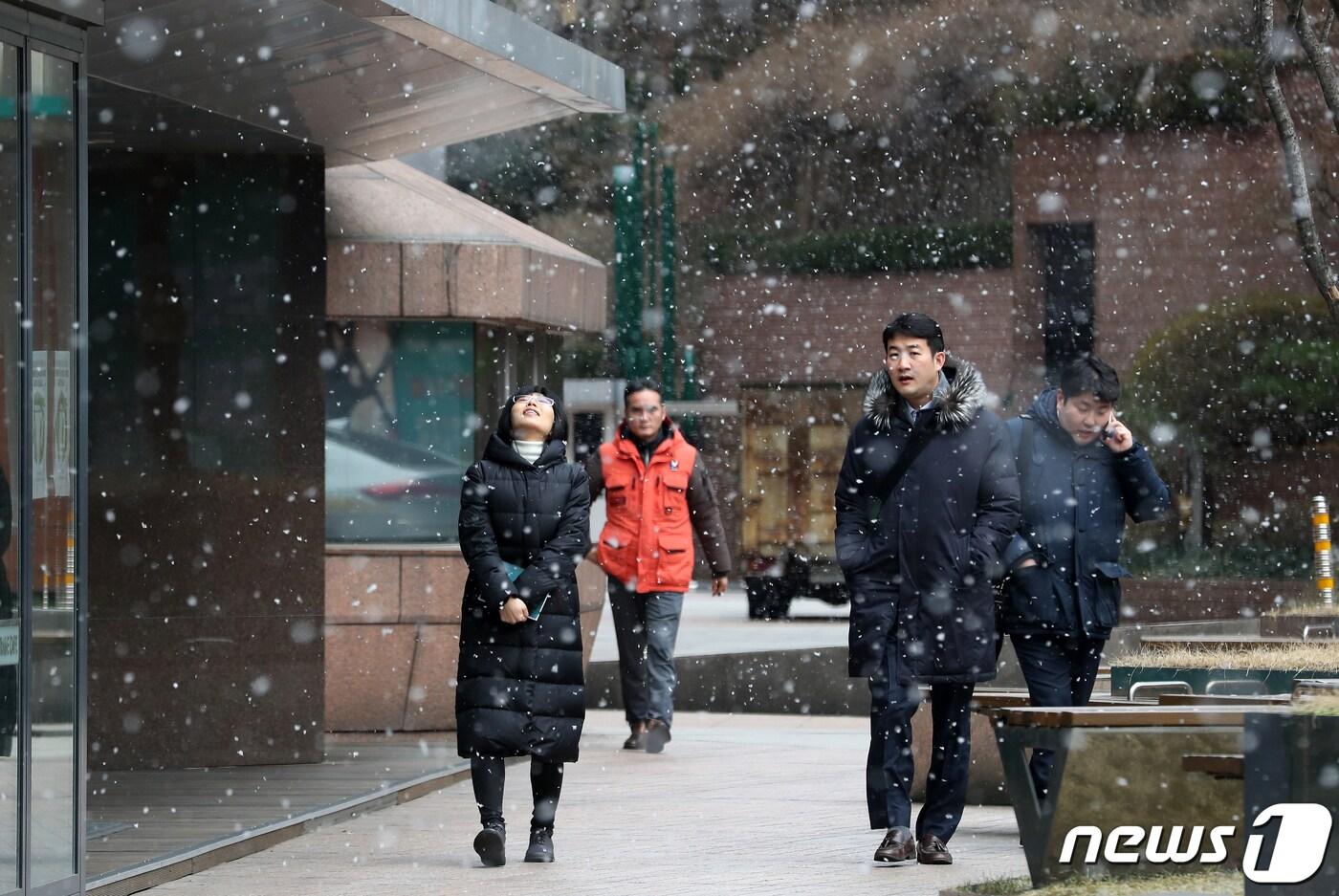 본문 이미지 - 절기상 입춘(立春)인 4일 서울 중구 명동거리에서 시민들이 내리는 눈을 맞으며 발걸음을 재촉하고 있다. 2020.2.4/뉴스1 ⓒ News1 이동해 기자