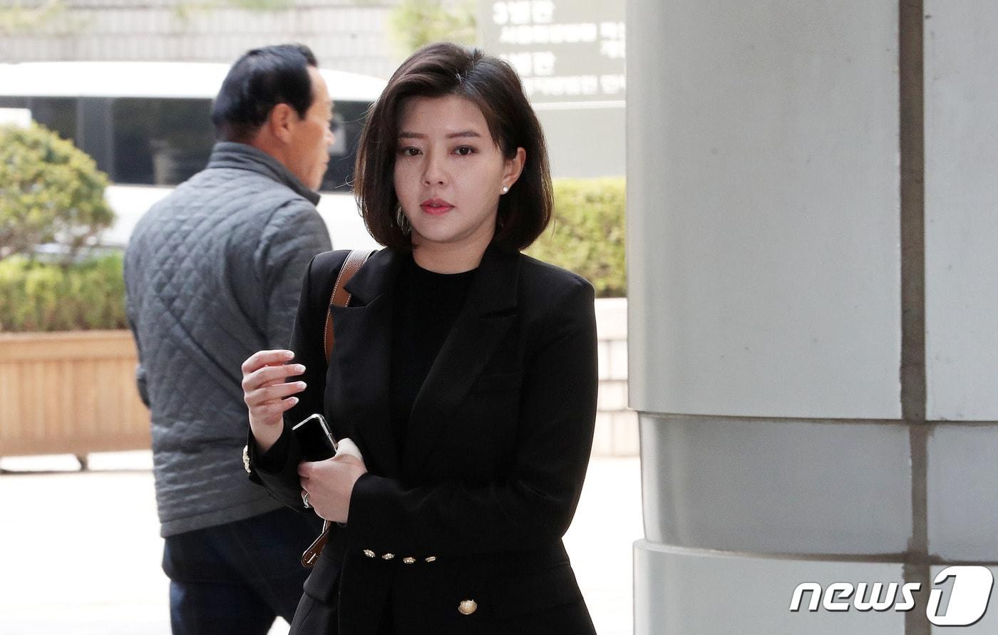 본문 이미지 - 강용석 변호사와 함께 '무고교사' 의혹에 휩싸인 '도도맘' ⓒ News1