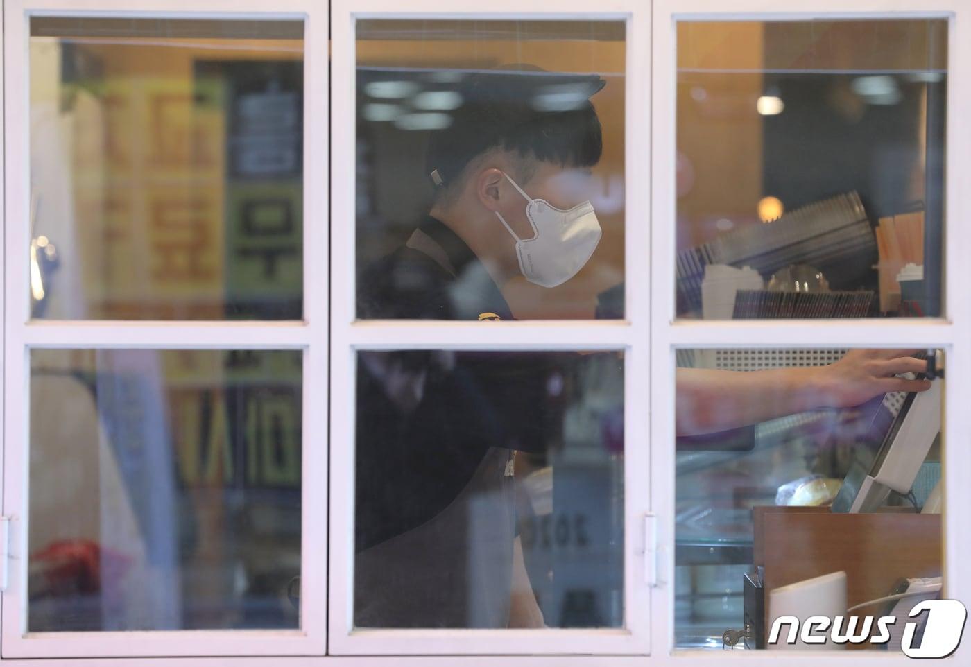 5일 오전 충북 청주시 성안길의 한 카페에서 직원이 마스크를 쓰고 근무하고 있다. 2020.2.5/뉴스1 ⓒ News1 김용빈 기자