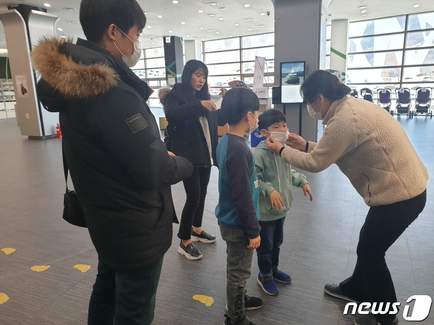 본문 이미지 - 단양군은 관내 관광시설을 찾는 관광객들에게 안전한 여행을 위해 소독제와 마스크를 무료로 배부하고 있다.(단양군 제공)ⓒ 뉴스1