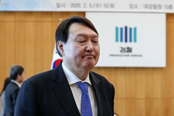 본문 이미지 - 윤석열 검찰총장이 지난 2월 5일 서울 서초구 대검찰청에서 열린 검찰인권위원회 위촉식을 마친 뒤 눈을 감은 채  자리를 떠나고 있다. ⓒ News1 