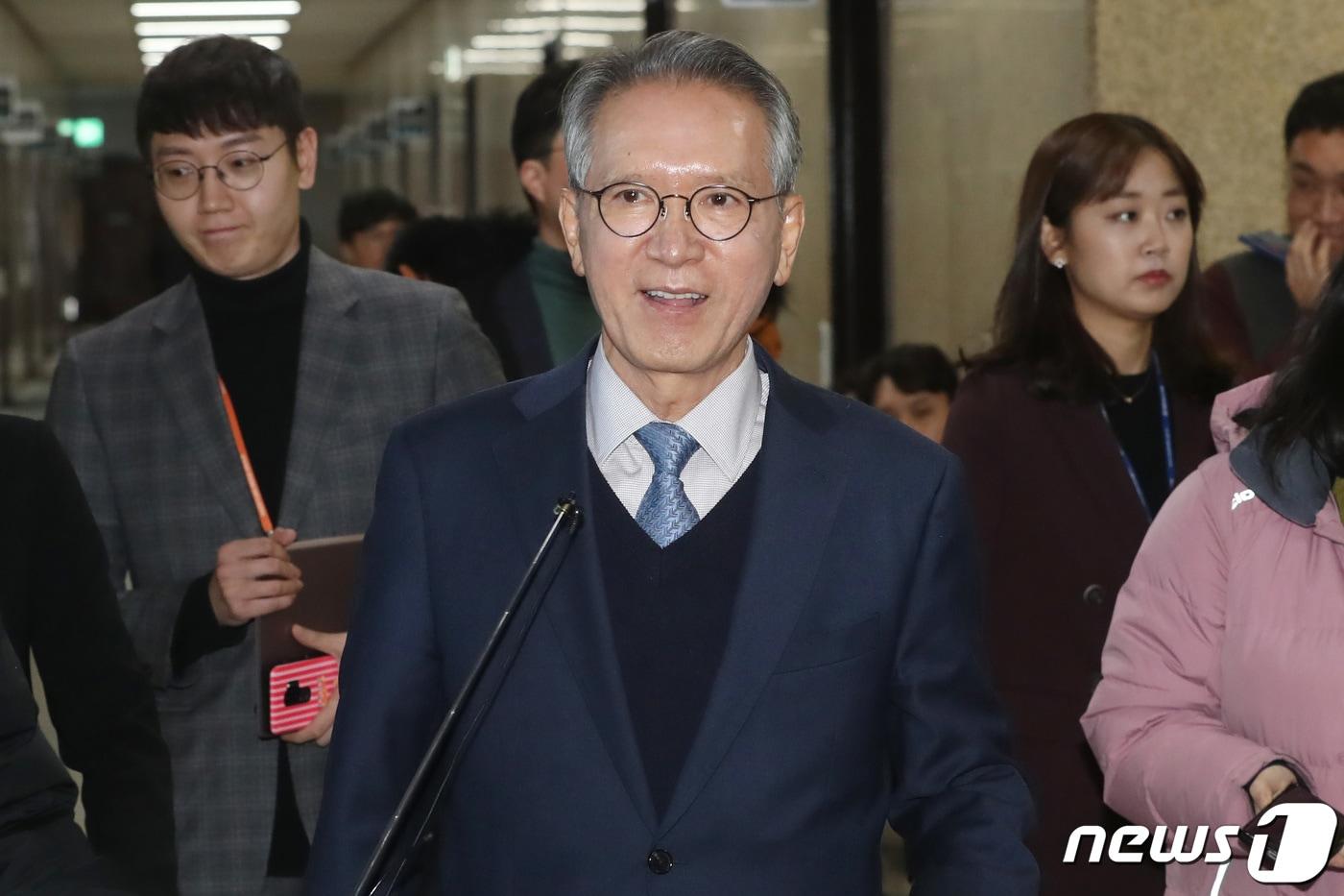 본문 이미지 - 김형오 위원장이 5일 오후 서울 여의도 국회에서 열린 자유한국당 공천관리위원회 회의에 참석하고 있다. 2020.2.5/뉴스1 ⓒ News1 임세영 기자