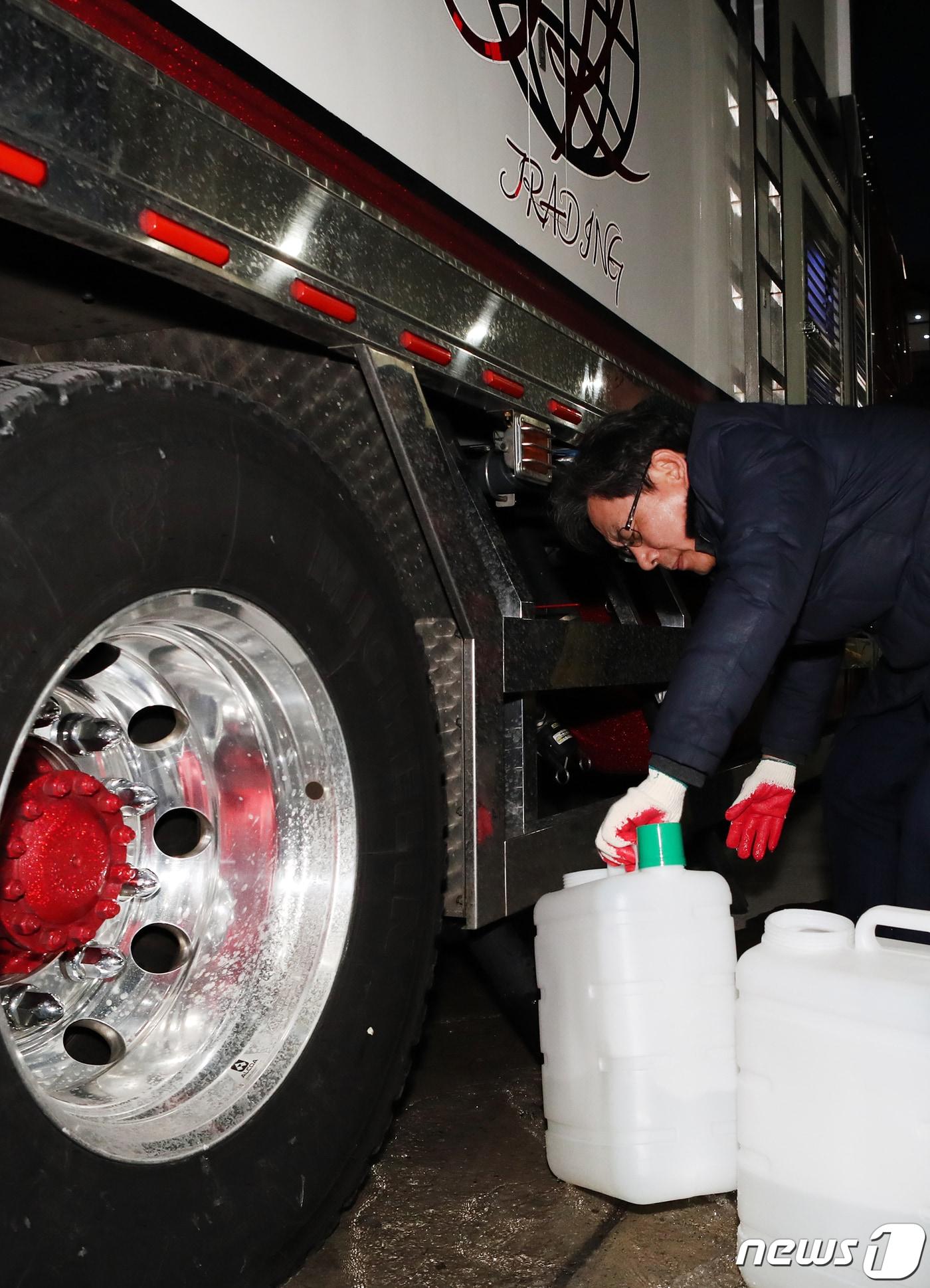 본문 이미지 - 엄재식 원자력안전위원회 위원장이 지난 5일 부산국제여객터미널을 방문, 일본 활어차 해수 채취 현장을 점검하고 있다. (원자력안전위원회 제공) 2020.2.6/뉴스1