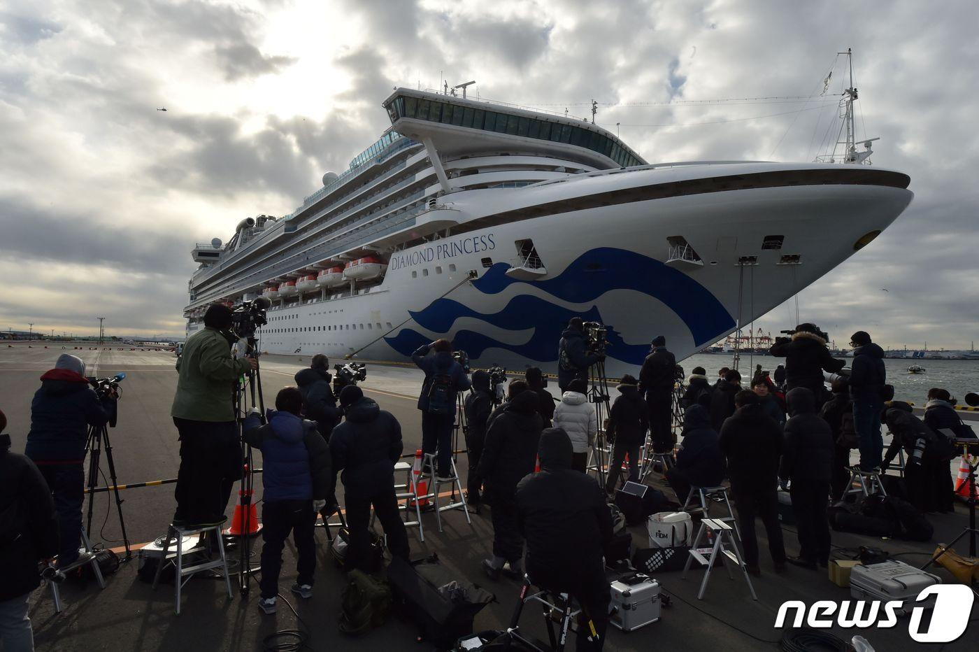 6일 대형 크루즈선 '다이아몬드 프린세스' 호가 일본 요코하마 항에 도착하자 취재진이 몰려 있다. ⓒ AFP=뉴스1 ⓒ News1 우동명 기자