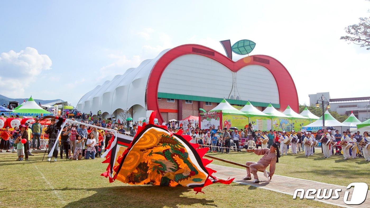 본문 이미지 - 전북 장수군을 대표하는 ‘장수 한우랑 사과랑 축제’(장수군 제공)/뉴스1