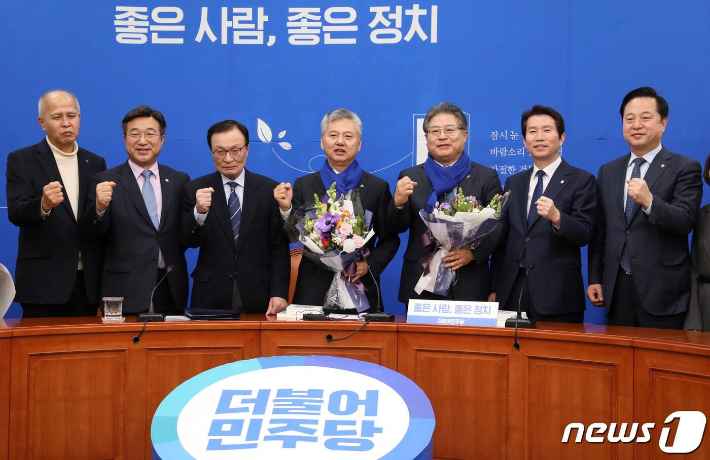 본문 이미지 - 이해찬 더불어민주당 대표가 6일 오전 서울 여의도 국회에서 열린 인재영입 발표 기자회견에서 17, 18번째 영입인사인 홍성국 전 미래에셋대우 사장, 이재영 전 대외경제정책연구원장과 함께 기념촬영을 하고 있다. 왼쪽부터 이용우 전 카카오뱅크 대표, 윤호중 사무총장, 이해찬 대표, 홍성국 전 미래에셋대우 사장, 이재영 전 대외경제정책연구원장, 이인영 원내내표, 김두관 의원. 2020.2.6/뉴스1 ⓒ News1 박세연 기자