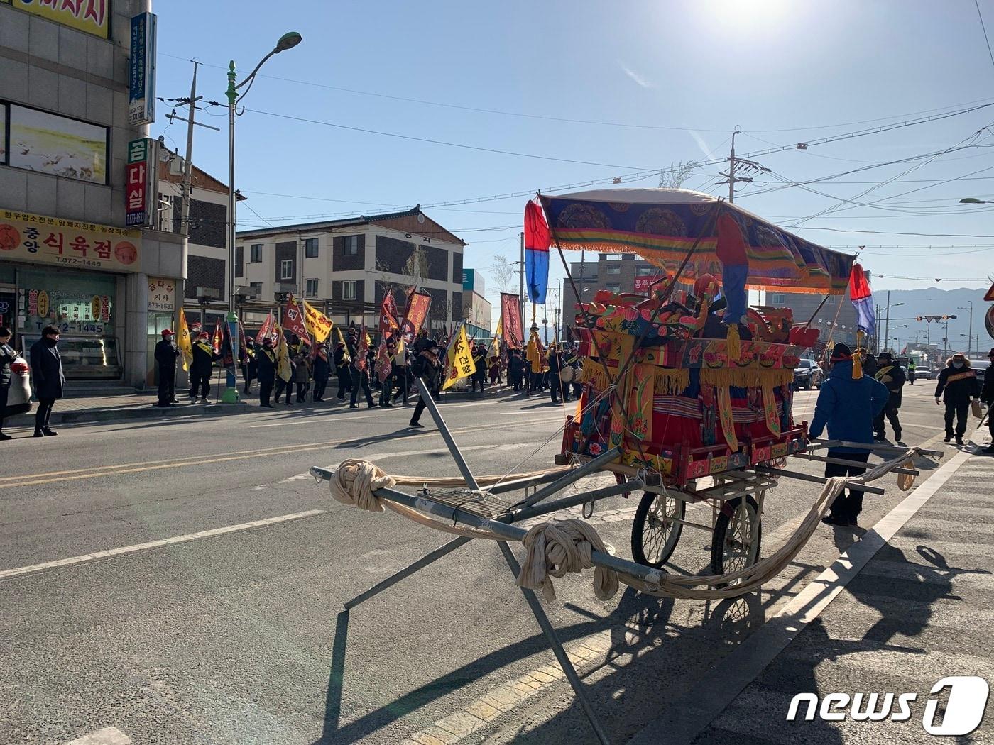 본문 이미지 - 6일 충북 음성군 복합발전소 건립에 반대하는 주민들이 한국동서발전 음성사무소 앞에 상여를 가져다 놓고 집회를 하고 있다.2020.02.06/ⓒ 뉴스1