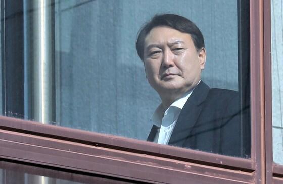 본문 이미지 - 윤석열 검찰총장이 노출되는 순간은 점심식사를 하기 위해 이동하고 있을 때 등 극히 일부에 불과하다. ⓒ News1 