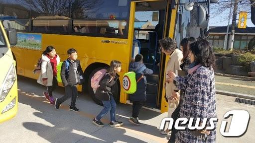 본문 이미지 - 농어촌 지역 통학버스(경남도교육청 제공)ⓒ 뉴스1
