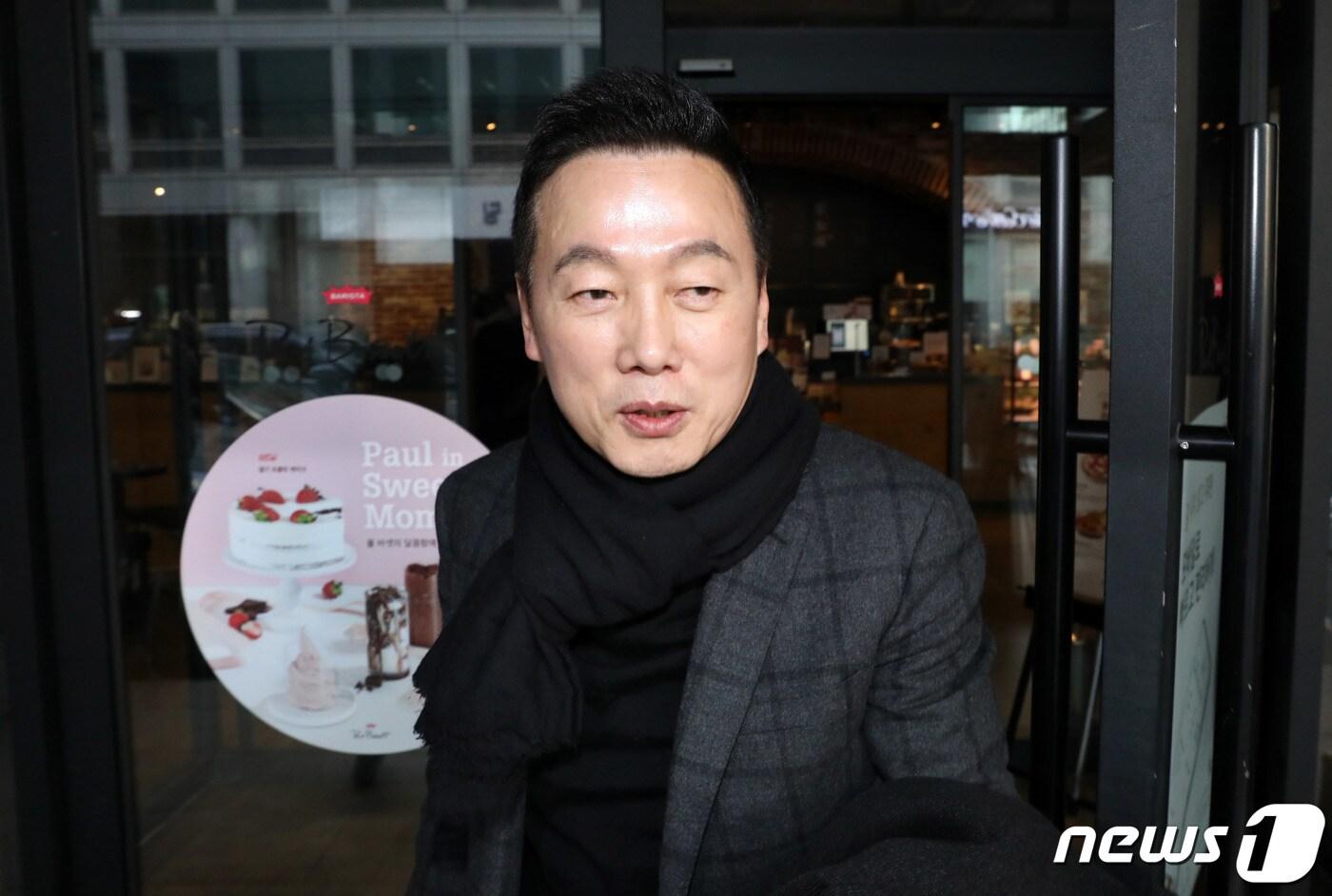 정봉주 전 의원이 지난 6일 오후 더불어민주당 4·15 총선 공천관리위원회 전체회의가 열리는 서울 여의도 더불어민주당 인근에서 대기를 하고 있다. 이날 회의에서는 공관위에 후보 신청을 한 정봉주 전 의원의 적격 여부 판정과 관련한 논의가 이뤄질 가능성이 있다. 2020.2.6/뉴스1 ⓒ News1 박세연 기자