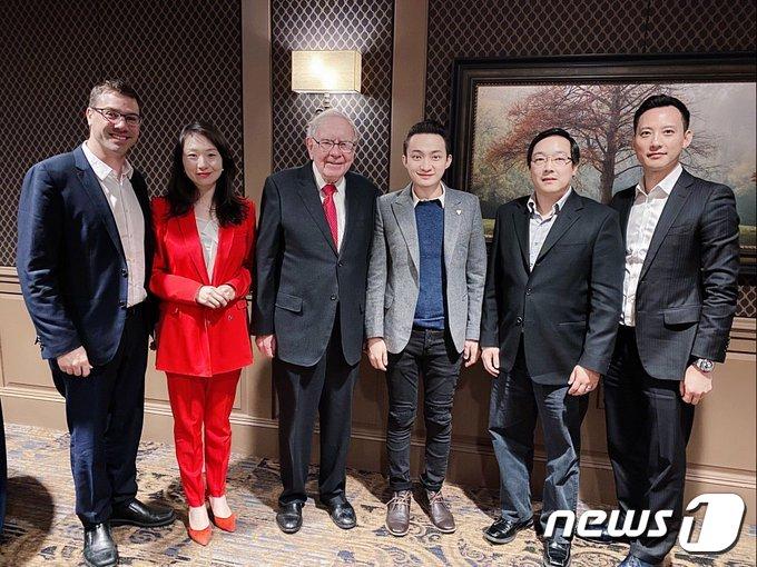 본문 이미지 - 워런 버핏과 식사를 마친 저스틴쑨 트론 최고경영자 (트론재단 트위터 갈무리) ⓒ 뉴스1