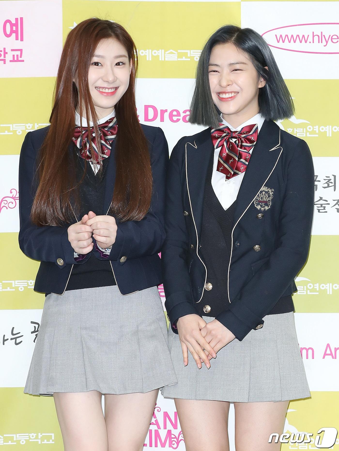 본문 이미지 - 걸그룹 있지(ITZY) 채령과 류진(오른쪽)이 7일 오전 서울 송파구 충민로 한림연예예술고등학교에서 열린 졸업식에 참석해 포즈를 취하고 있다. 2020.2.7/뉴스1 ⓒ News1 김진환 기자