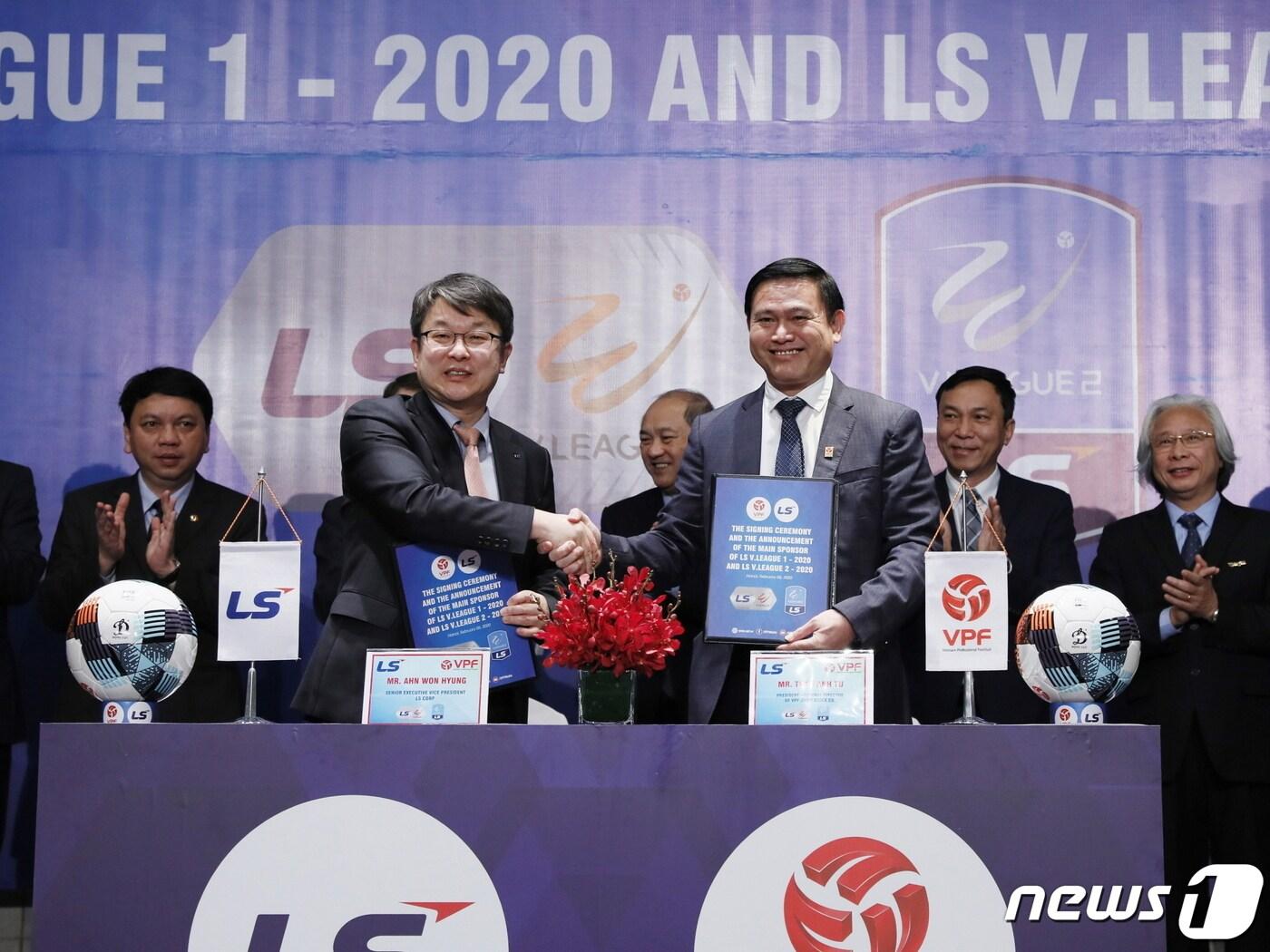 본문 이미지 - LS V1 리그 후원계약 체결식에서 안원형 ㈜LS 부사장(좌)과 쩐 아잉 뚜 VPF 회장(우)이 계약 체결 후 악수를 하고 있다.ⓒ 뉴스1