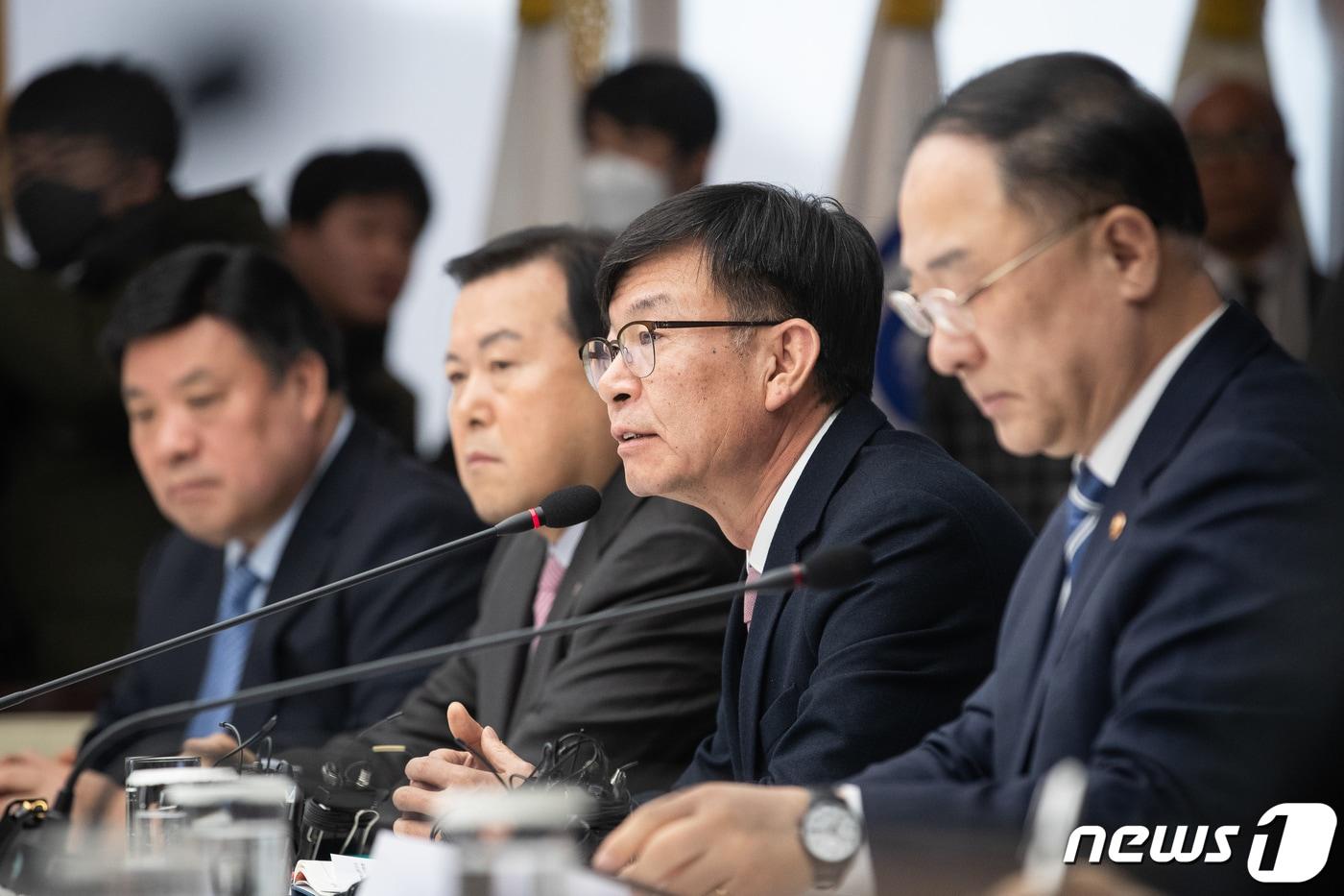 본문 이미지 - 4·15총선에서 여당인 더불어민주당이 180석을 확보하는 압승을 거둔 가운데 대기업 옥죄기가 지속될 것이라는 우려도 커지고 있다. 김상조 청와대 정책실장이 지난 2월7일 서울 중구 대한상공회의소에서 열린 신종 코로나바이러스 대응 관련 기업인 간담회에서 모두발언을 하고 있다. 2020.2.7/뉴스1 ⓒ News1 유승관 기자