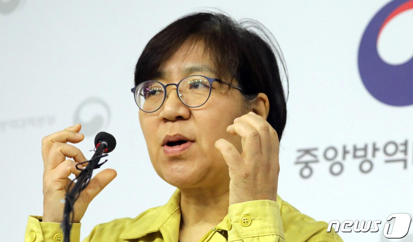 국내 신종 코로나바이러스(코로나19) 방역을 총괄하는 정은경 중앙방역대책본부장(질병관리본부장). 5년 전 중동호흡기증후군(MERS·메르스)의 국내 유행 때도 언론 브리핑을 맡았다. 최근에는 부쩍 수척해진 모습이 많은 관심을 받고 있다./뉴스1 ⓒ News1 장수영 기자