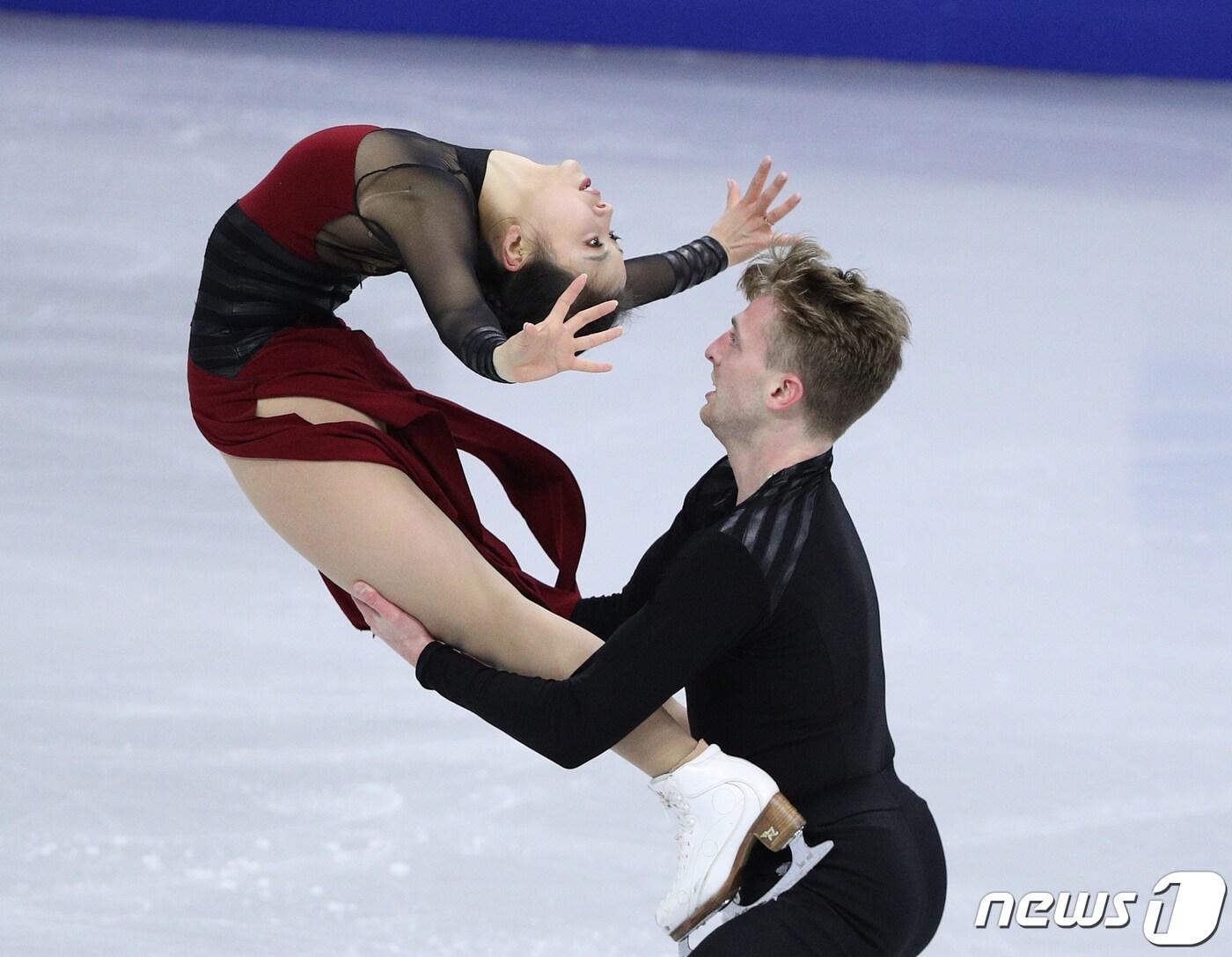 본문 이미지 - 민유라·다니엘 이튼 조가 7일 서울 목동 아이스링크에서 열린 2020국제빙상경기연맹(ISU) 4대륙 피겨선수권대회에서 아이스댄스 프리 댄스를 선보이고 있다. 2020.2.7/뉴스1 ⓒ News1 신웅수 기자