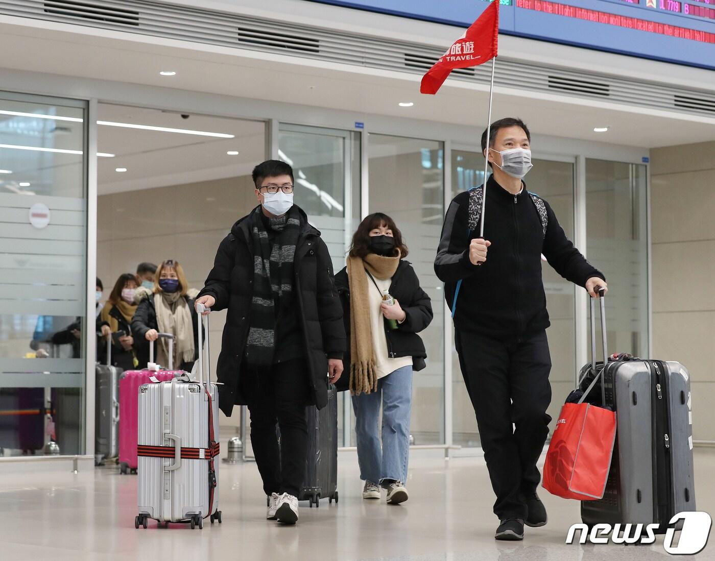 본문 이미지 - 인천국제공항 제2터미널로 마스크를 쓴 중국인 관광객들이 입국하고 있다. 2020.2.7/뉴스1 ⓒ News1  
