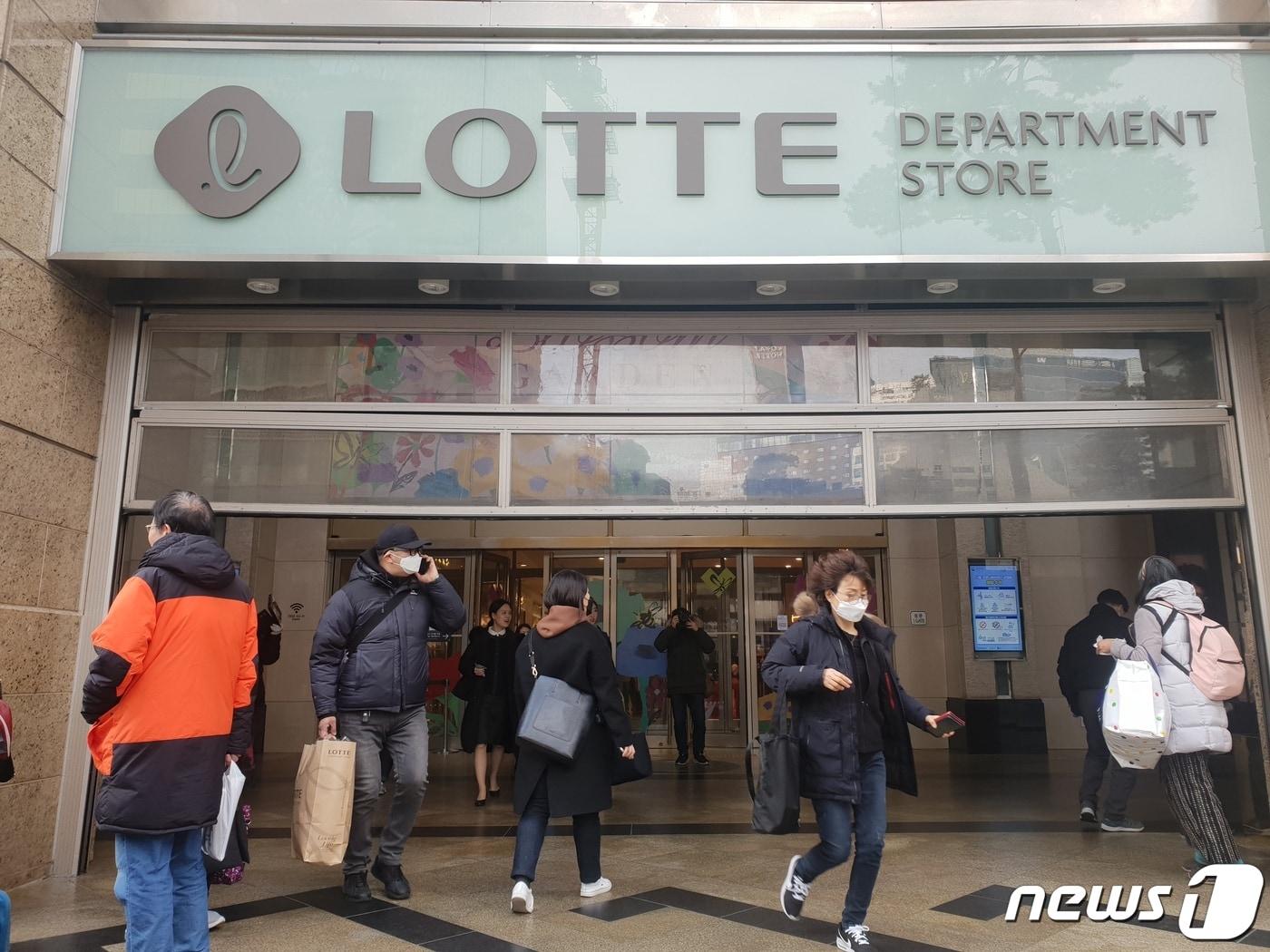 본문 이미지 - 23번 환자가 다녀간 것으로 알려진 7일 오후 서울 중구 명동 롯데백화점 본점이 영업 종료를 알리고 셔터를 내리고 있다.2020.2.7/뉴스1ⓒ News1 한유주 기자 