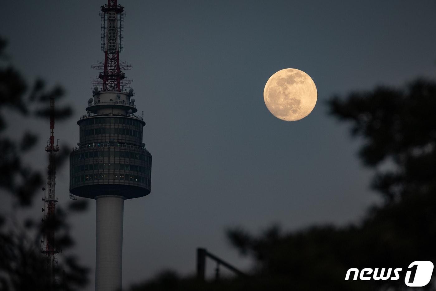 본문 이미지 - 정월대보름에 서울 도심에서 바라본 N서울타워 위로 보름달이 떠오르고 있다. ⓒ News1 
