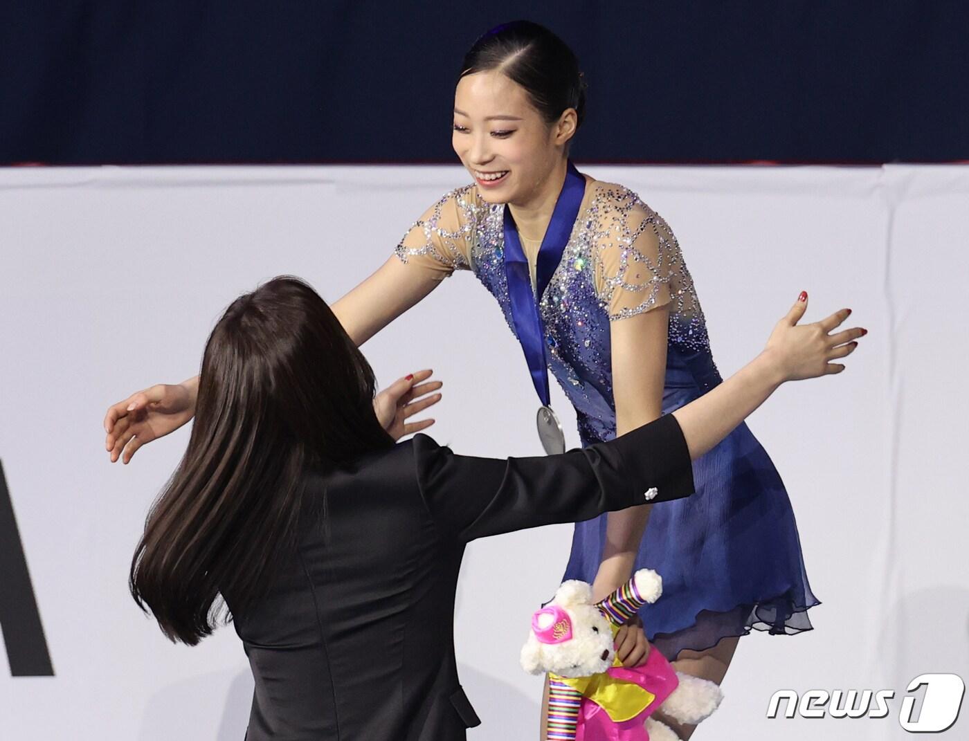 본문 이미지 - 유영이 8일 서울 양천구 목동아이스링크에서 열린 2020 국제빙상경기연맹(ISU) 4대륙 피겨선수권대회 여자 싱글 프리스케이팅에서 은메달을 목에 건 뒤 김연아에게 축하를 받고 있다. 2020.2.8/뉴스1 ⓒ News1 구윤성 기자